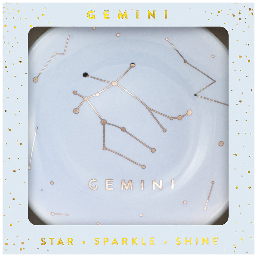 The LuckyFeather Dish Gemini showcases a decorative design featuring the Gemini constellation with elegant gold lines and dots. It has a light blue border adorned with gold speckles, along with the inscriptions "Gemini" and "Star Sparkle Shine." This dish is ideal for jewelry storage or as a gift for celestial enthusiasts.